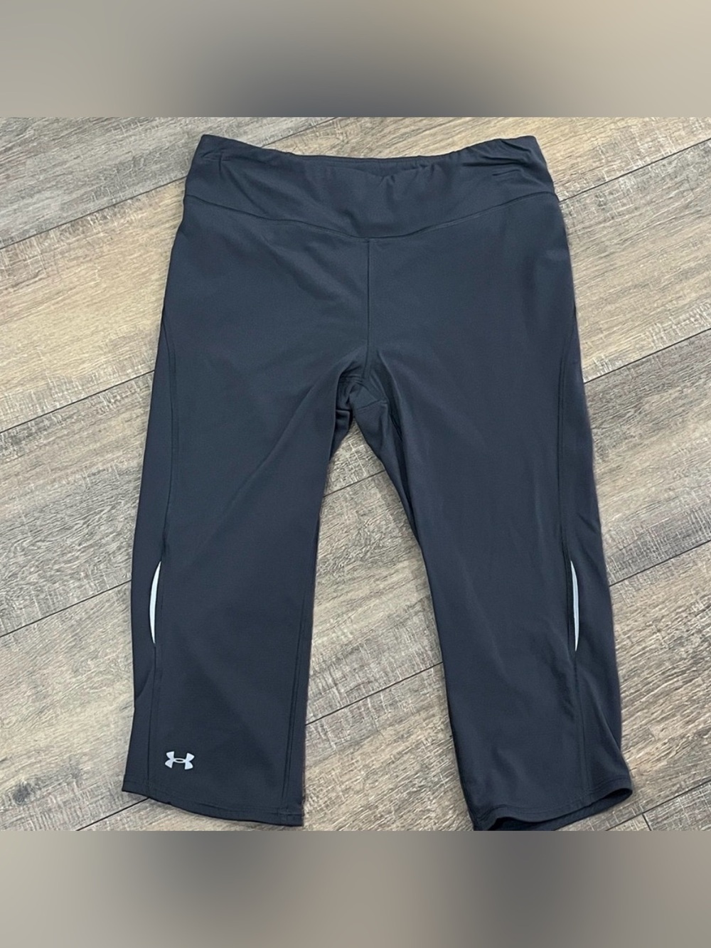 Under Armour Grey Capri Leggings Size Small 
Sleek and versatile